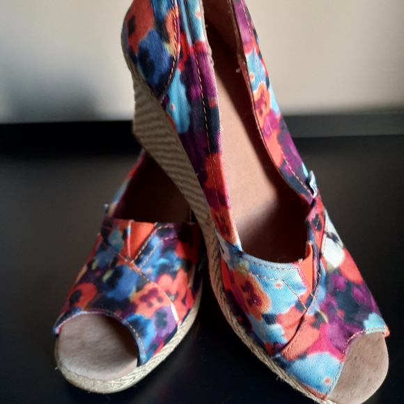 Toms wedge size 8.5 (fits like an 8)